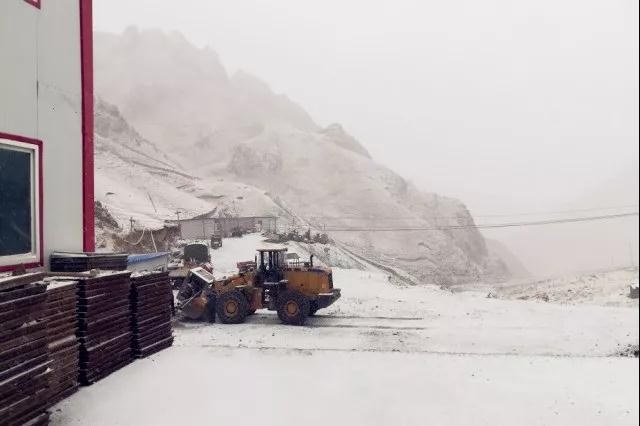 人間四月芳菲盡，山中春雪還復來